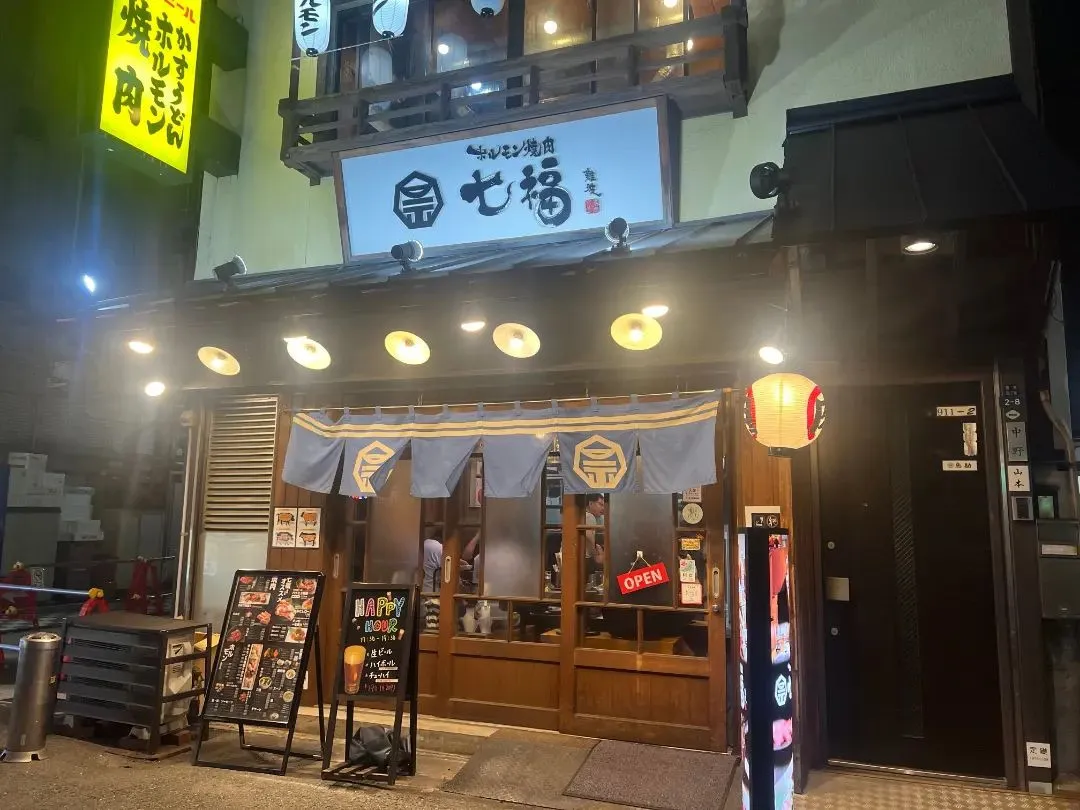 明るいライトと店内が見渡せる扉✨